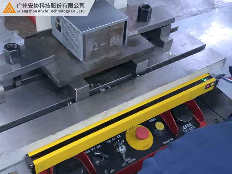 高性價比沖床安全光柵防夾手.jpg