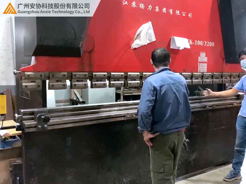 安全光柵保障折彎?rùn)C(jī)操作安全案例.jpg