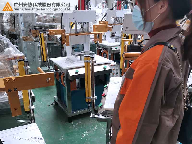 沖壓設(shè)備人手保護(hù)光柵安裝規(guī)范案例.jpg