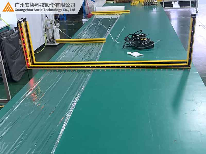 自動化設(shè)備中的U型安全光柵應(yīng)用案例.jpg